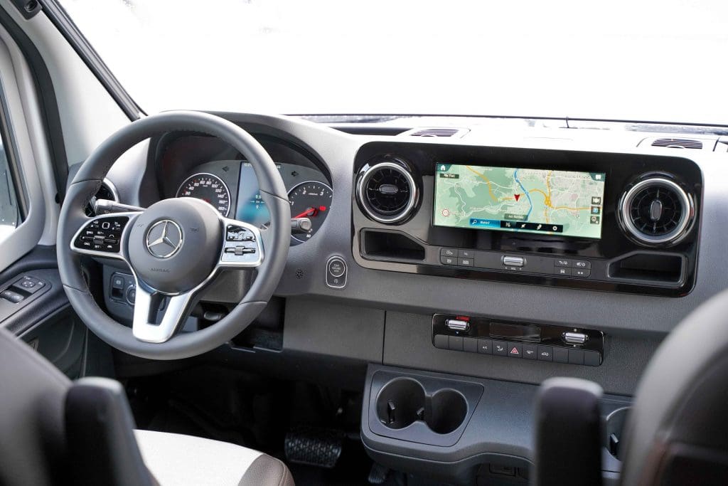 Foto vom Cockpit des Wohnmobils mit Lenkrad und Navigationssystem
